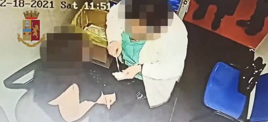 Sygeplejerske afsløret i vaccinesvindel på overvågningsvideo: Nu er hun anholdt