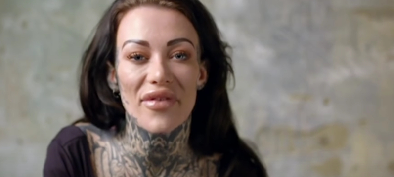 Storbritanniens ‘mest tatoverede’ dækker blækken til: “Jeg føler mig som en kvinde”