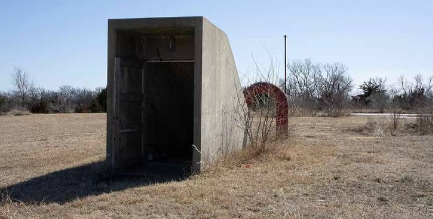 ‘Lille’ betonbygning med mørk forhistorie til salg: Koster 2,5 millioner kroner