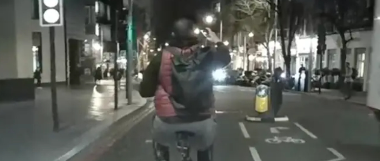 Cyklist anklages i video for at udnytte ny lov: Blokerer vejen og tager selfies, mens han cykler