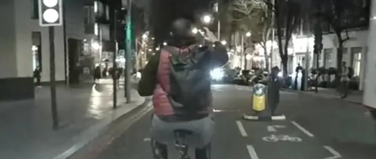 Cyklist anklages i video for at udnytte ny lov: Blokerer vejen og tager selfies, mens han cykler