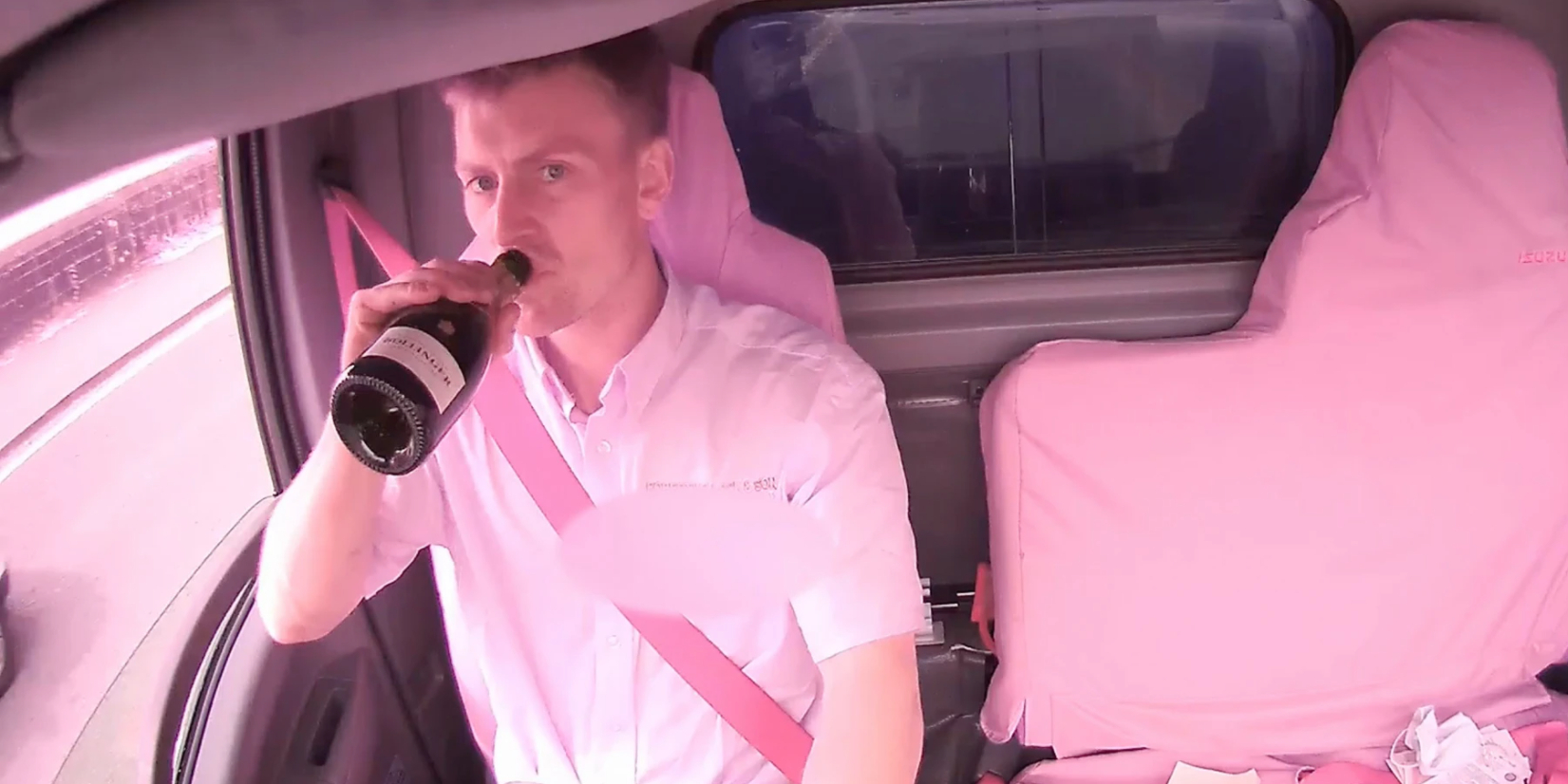 Lastbilchauffør kørte ind i bil med tre børn: Video afslører, at han var alt andet end opmærksom