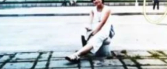 Ægteparret så gamle billeder igennem: Opdagede noget utroligt i baggrunden