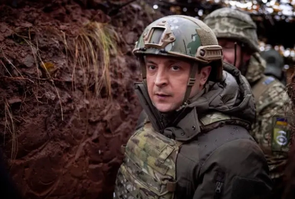 Ukraines præsident ifører sig militæruniform for at kæmpe for sit hjemland