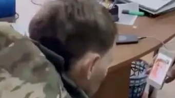 Russisk fange græder, mens han fortæller sin mor, at de har ødelagt skoler og hospitaler