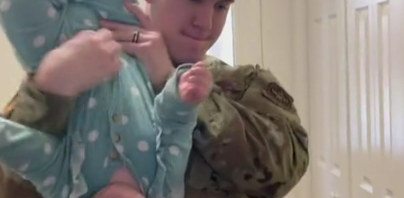 Måden han løfter sin lille datter op på kritiseres som et overgreb