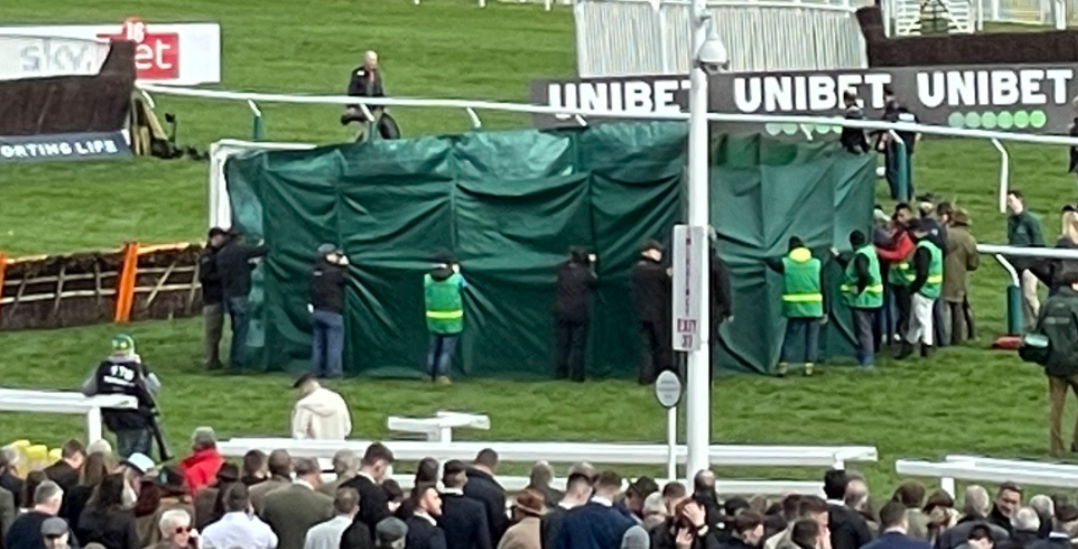 Tragisk start på udskældt festival: Én har allerede mistet livet