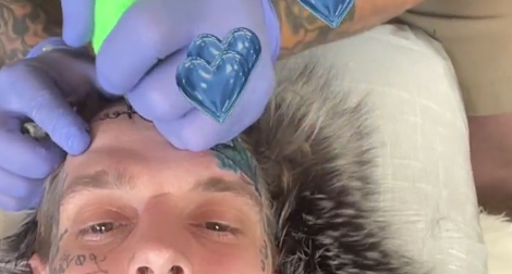 Kan du genkende denne barnestjerne? Nu har han fået kæmpe ansigtstatovering