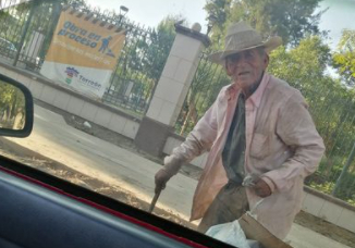 108-årig gammel mand boede under et palmetræ: Men så kom en kvinde forbi og ændrede hans liv