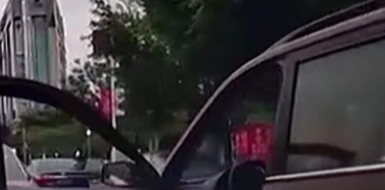 Holdt i kø: Se så hvad han gør for at skifte vognbane