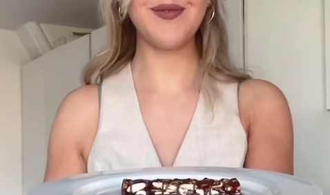 Hun finder en gaffel og en tallerken frem: Nu er videoen gået viralt