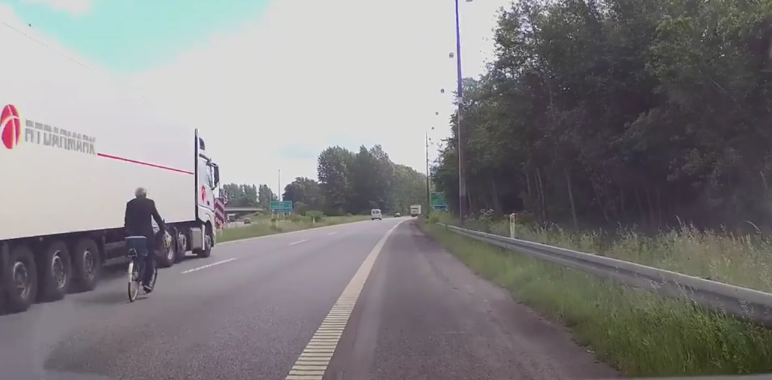 Vanvittig video fra dansk motorvej: Cyklist er centimeter fra voldsomt sammenstød