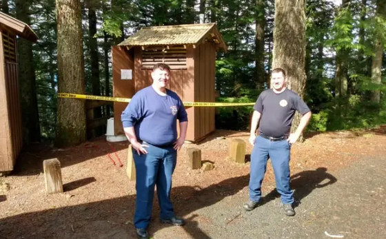 Kvinde reddet af brandmænd efter at være faldet ned i offentligt toilet