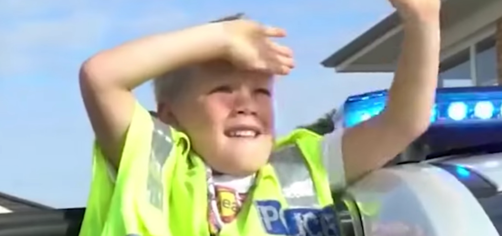 Femårig ringede til alarmcentralen og inviterede politiet til sin fødselsdag: Så bankede det på døren