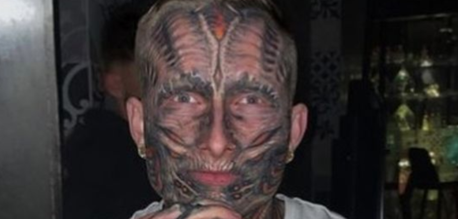 Har tatoveret 95% af sin krop på fire år og ikke set sine forældre siden: Sådan så han ud i 2018