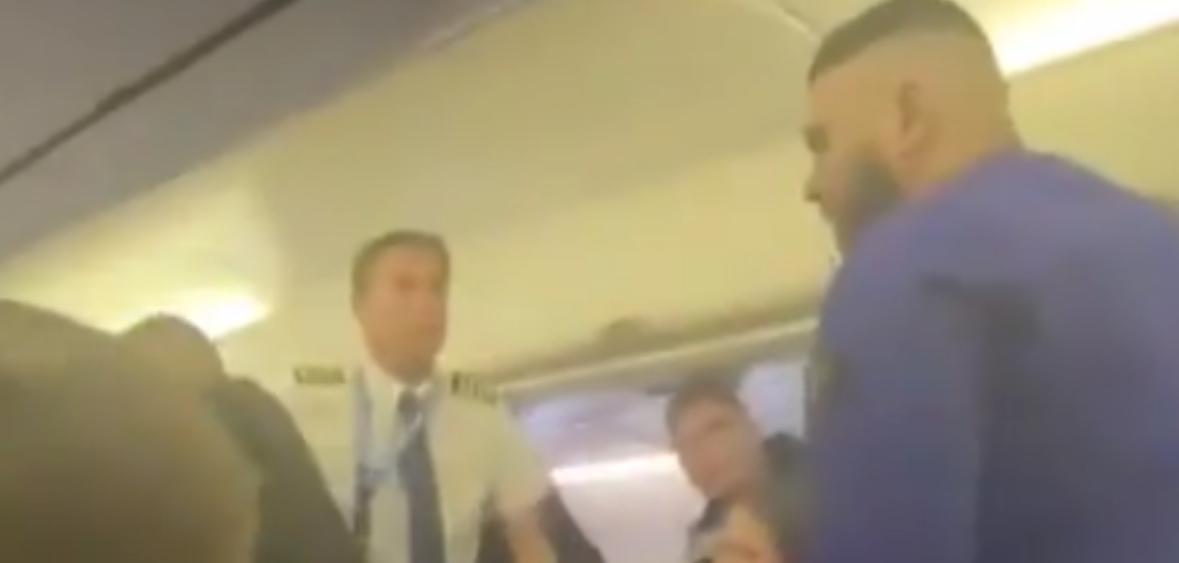 Seks anholdte efter masseslagsmål på KLM fly: Videoen går viralt