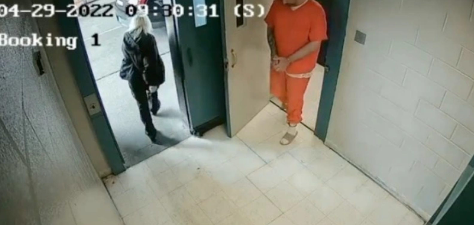 Vanvittig flugt afsluttet efter flere dages intens jagt: Fængselsvagt skød sig selv