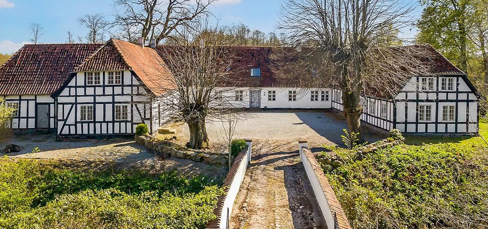 Så billig er Danmarks billigste herregård, som endda har voldgrav