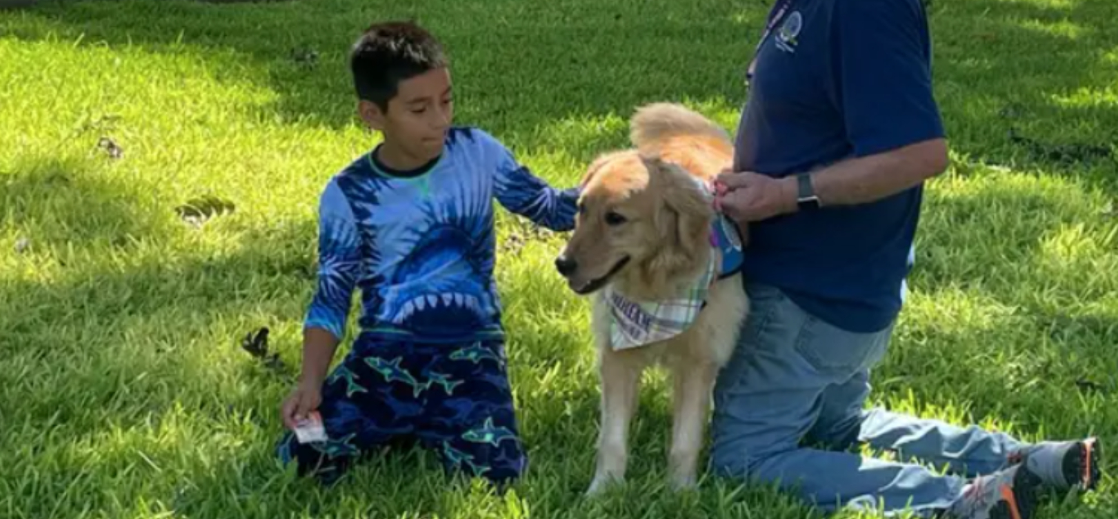 Støttehunde sendt til Texas for at opmuntre pårørende og overlevende ofre