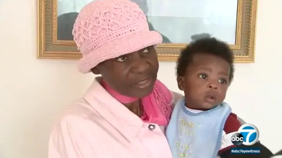 Kvinde finder 250.000 kroner gemt i sofapude: Folk kan ikke tro, hvad hun gjorde med pengene