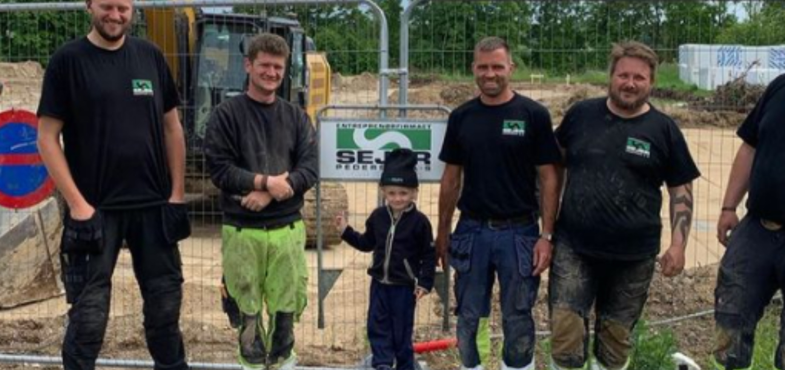 3-årige Marcus elsker gravkøer: Dansk entrepenørfirma gav ham rørende gave