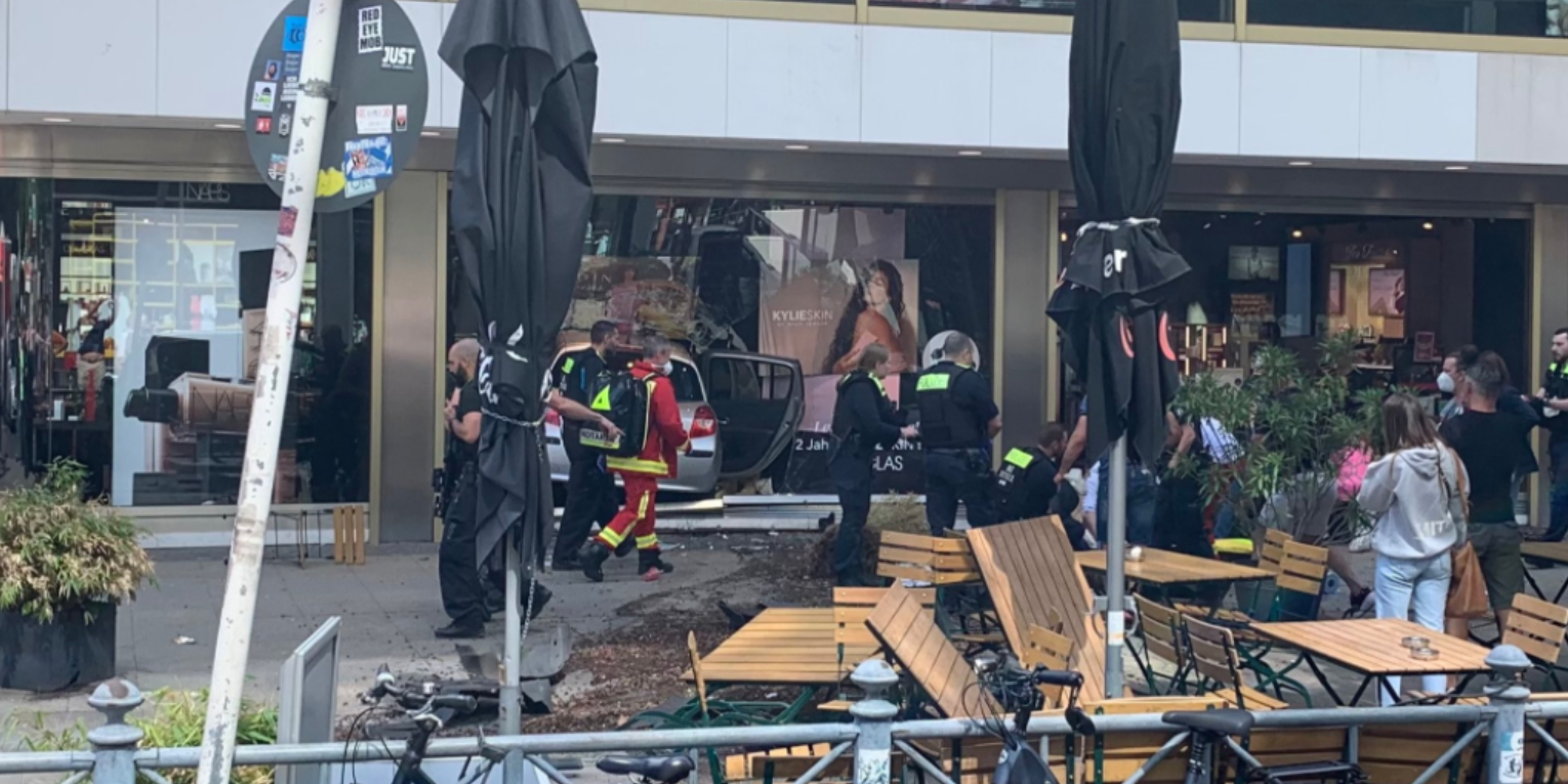 Bil er kørt ind i menneskemængde i Berlin: 30 såret og mindst én død