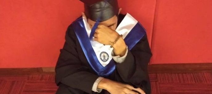 Han endte i tårer, da forældrene ikke kom til hans dimission: Men så trådte lærerne til