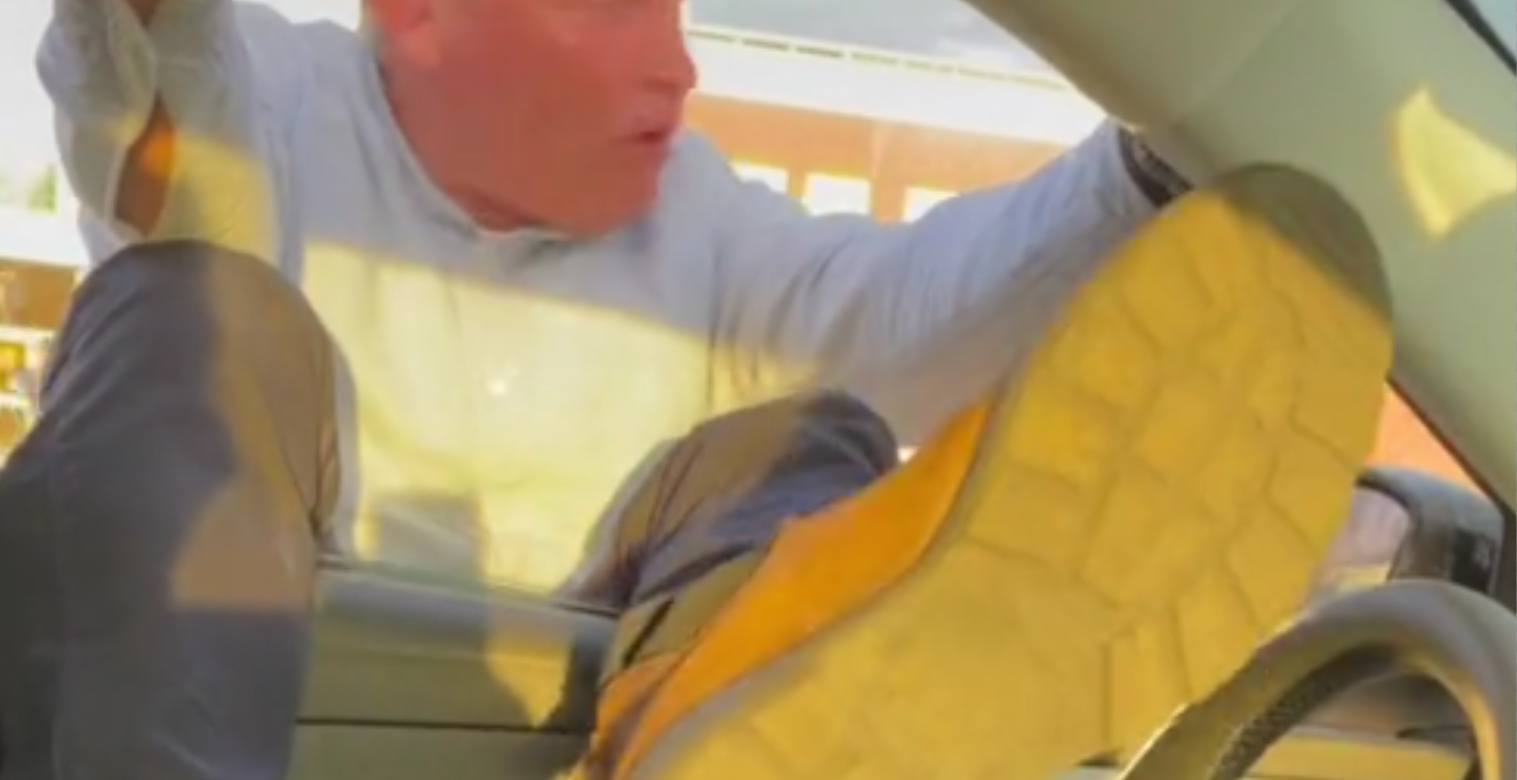 Video: Bubber ‘kører bil’, mens han hænger ud af vinduet