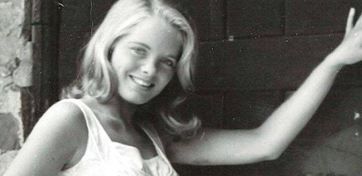 Julie blev tvangsindlagt og tvunget til at bortadoptere af sine forældre: 44 år senere sker noget fantastisk