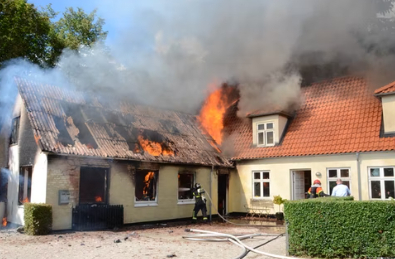 Brand raserer: Politiet opfordrer til at lukke døre og vinduer