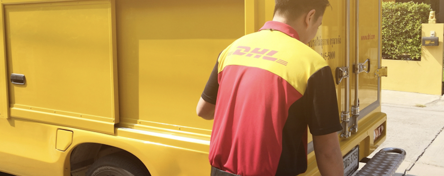 DHL-bud hører røgalarmen i en børnehave og bliver en helt