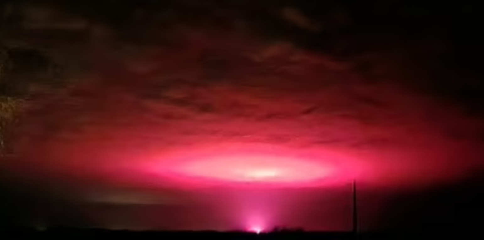 Lokale frygtede angreb fra det ydre rum: Derfor var himlen lyserød