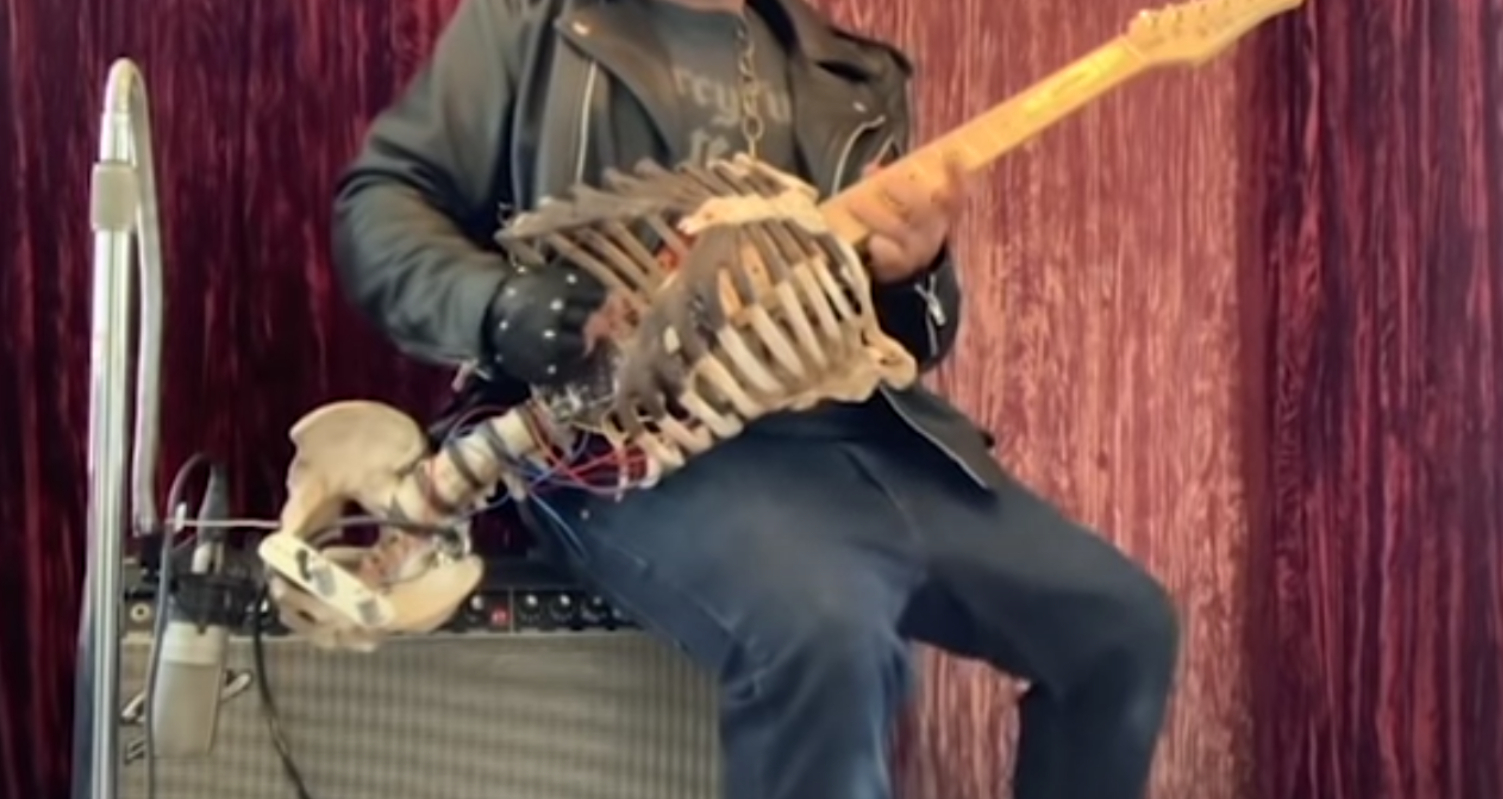 Rockfan har lavet en guitar ud af sin afdøde onkel Filips skelet: Hør ham spille