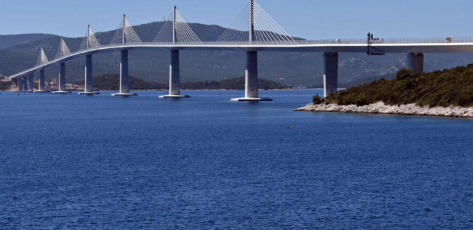 Slut med at køre over grænsen: Ny bro sparer tid og besvær