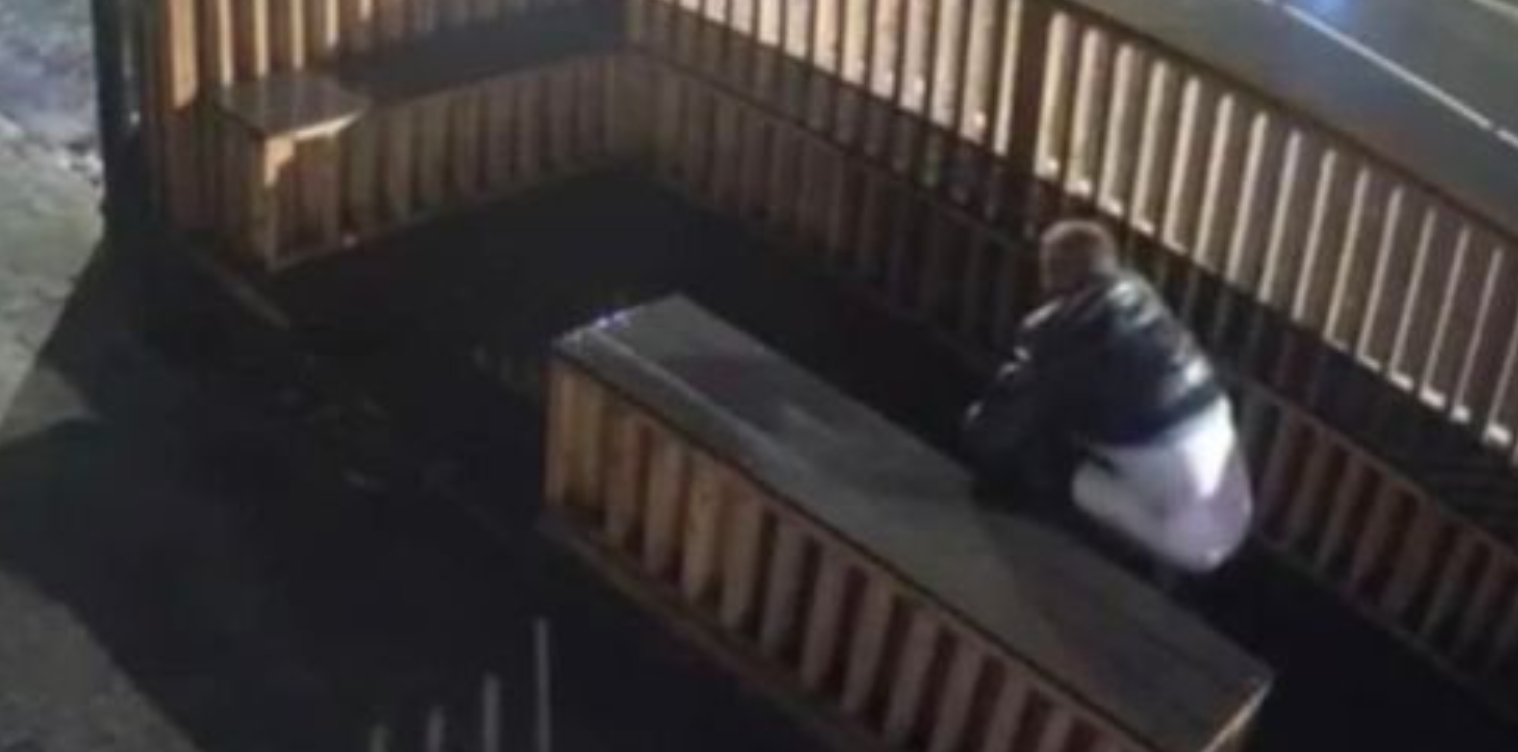 Fortvivlede café-ejere deler overvågningsbillede: Lokale skider og tager stoffer ved vores serveringsområde