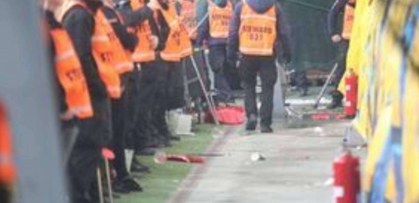 Fodboldkamp i Parken går helt amok: Fans river sæder løs og kaster dem ind på banen