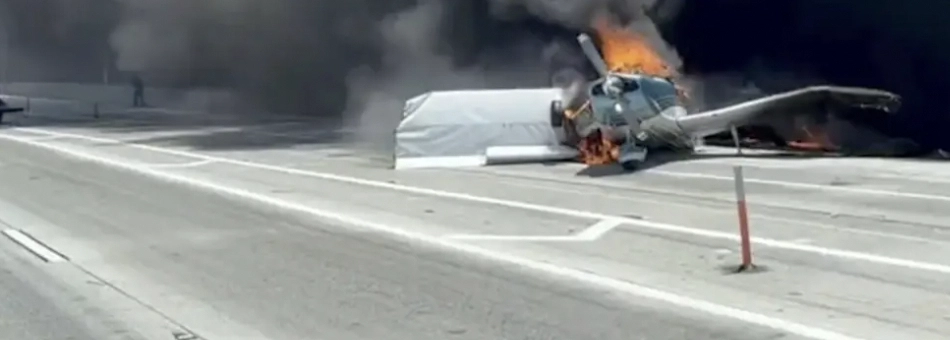 Utrolig video: Pilot foretager heroisk nødlanding på travl motorvej