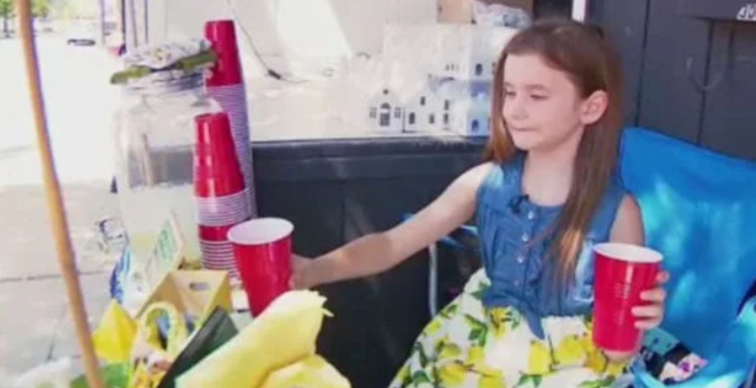 Borger klagede over 8-årig piges lemonade-bod: Du gætter aldrig, hvad politiet gjorde