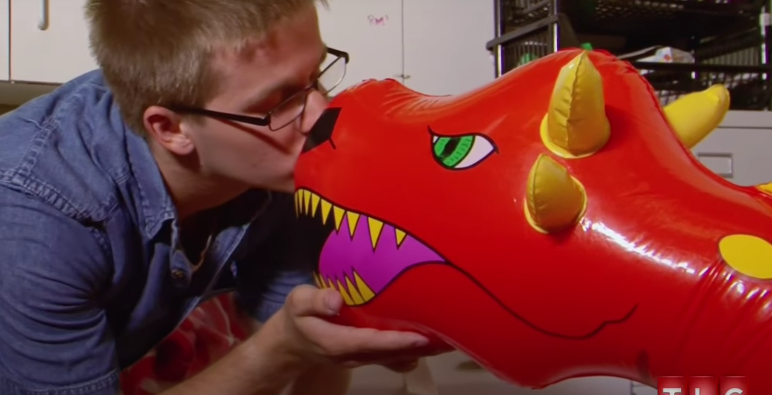 Mark elsker oppustelige dyr: Se her hvad han ‘gør’ med dem