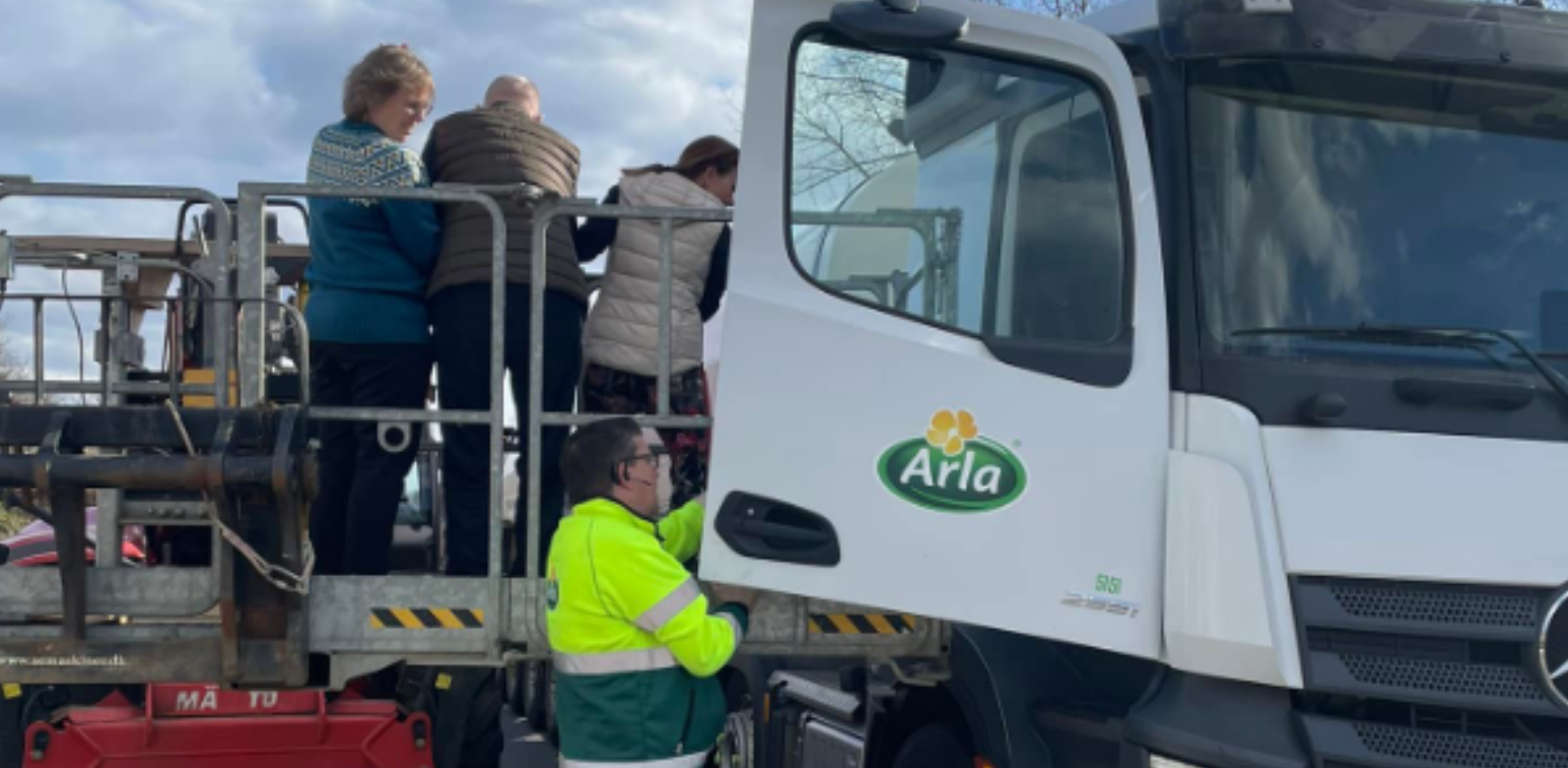 Solstrålehistorie fra dansk plejehjem: 83-årige Niels fik en sidste tur i ‘mælkebilen’