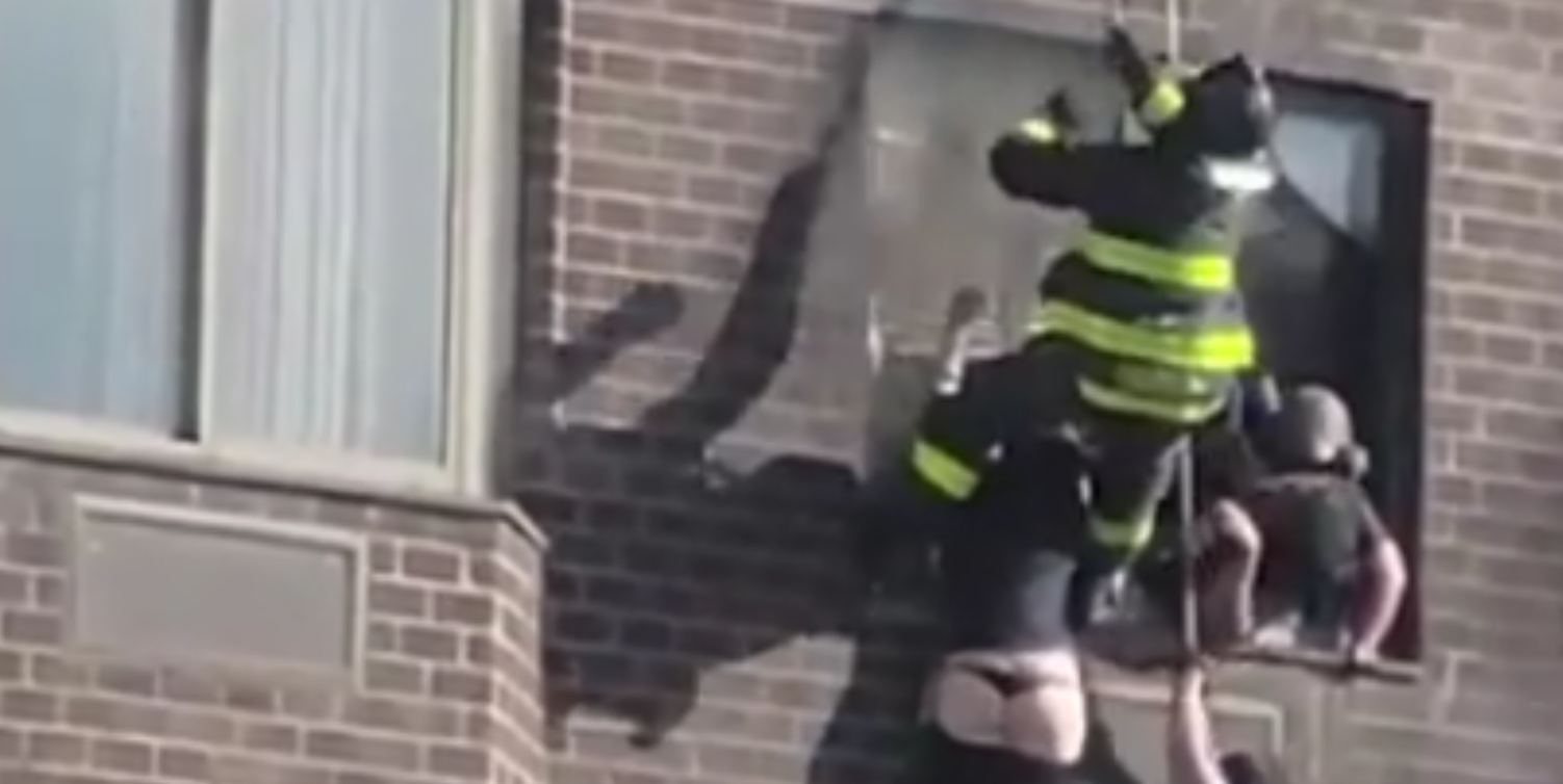 Voldsom brand i højhus på Manhattan har såret mindst 20 mennesker: Person reddet ud af brandmænd, der hang i reb ned langs bygningen