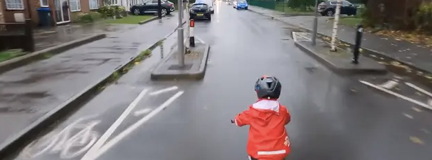 Video af 5-årig cyklist skaber stor debat: Hvem er den gal med?