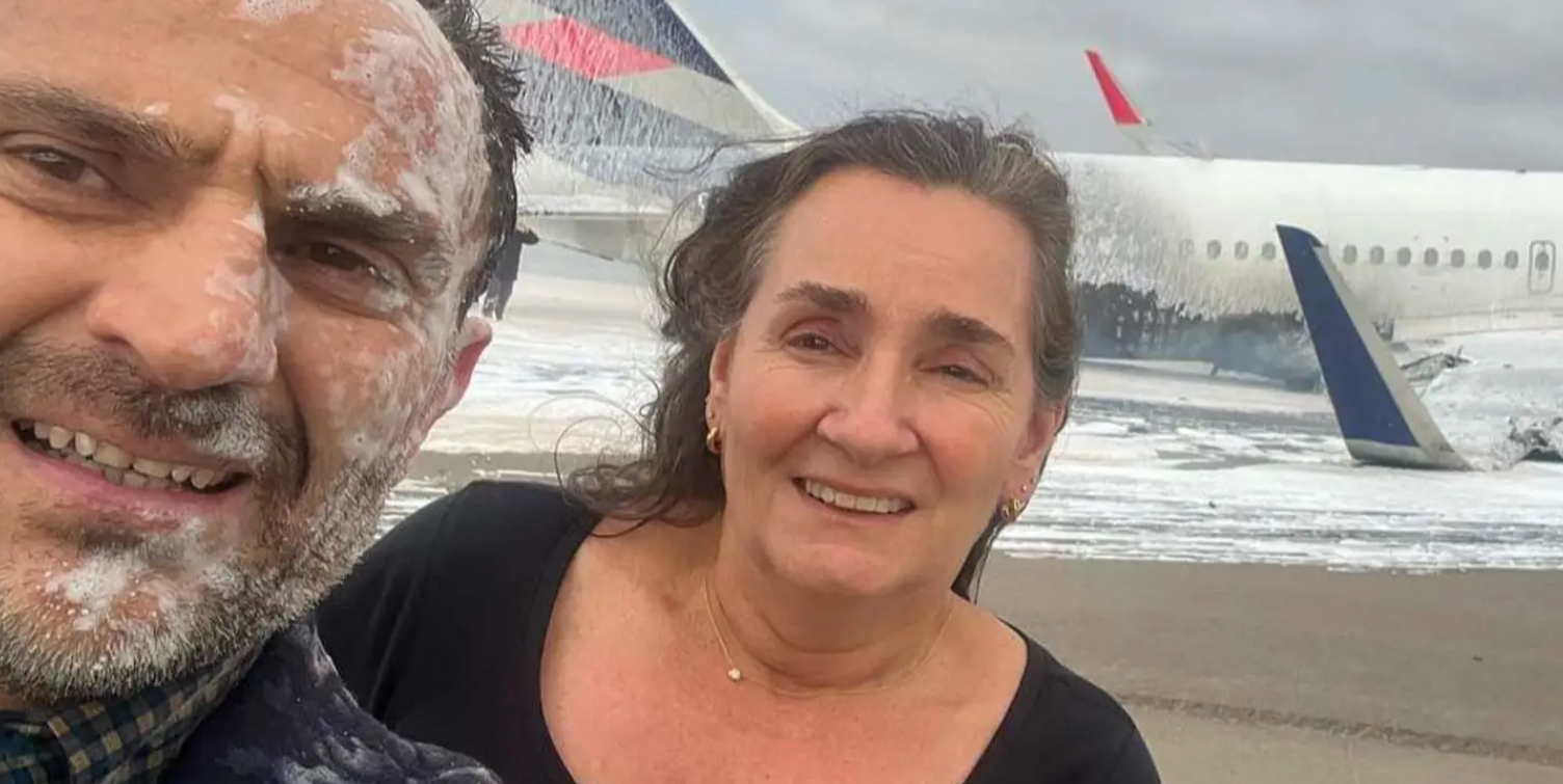Flyet gik i brand, men parret overlevede: Så tog de usædvanlig selfie