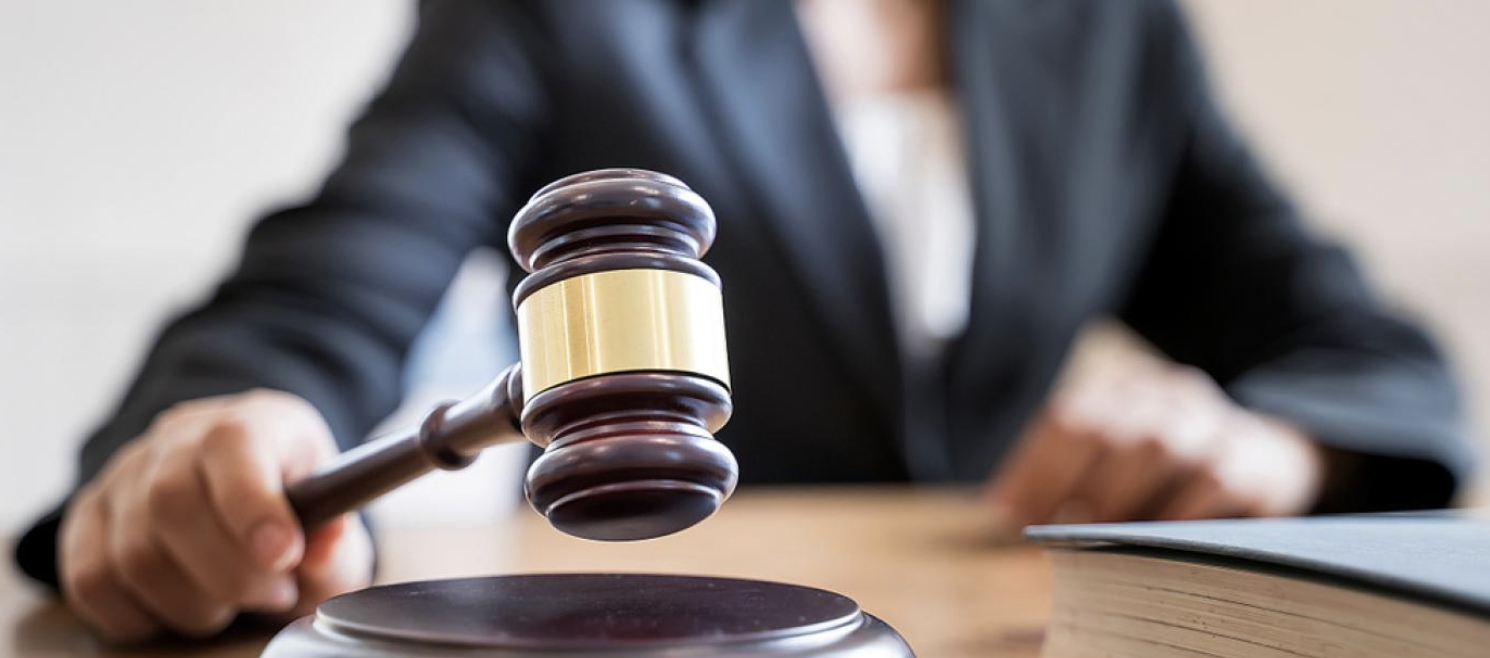 Hun blev slået i numsen af sin chef: Så meget skal han betale i erstatning