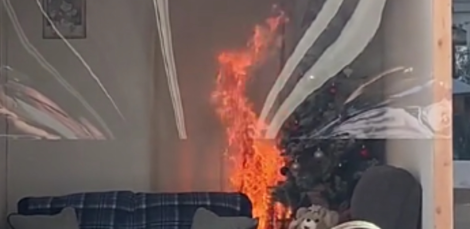 Pas på med levende lys på juletræet: Skræmmende video viser, hvor hurtigt det kan gå galt