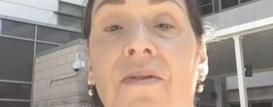 Kvinde sagsøger tidligere borgmester: Faldt på det ujævne fortov uden for hans hjem