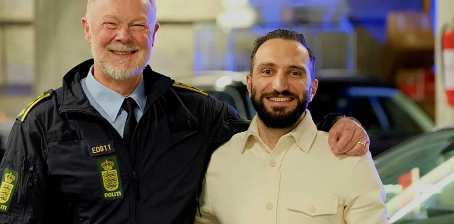 Mohamad greb ind, da han så to betjente i knibe: Nu bliver han belønnet