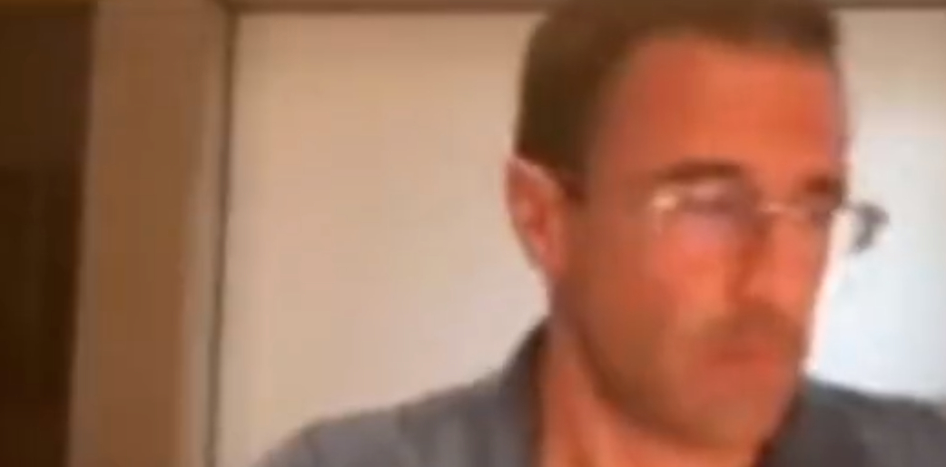 Læge deltog i vigtigt Zoom-møde: Men se så, hvad der sker i baggrunden