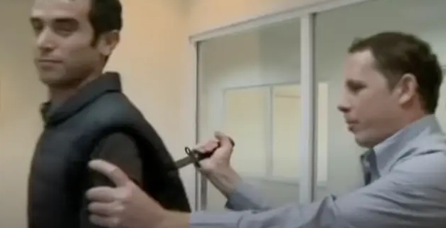 Journalist tester stiksikker vest – så går det helt galt