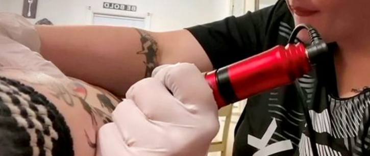 Hun lader fremmede mennesker vælge hendes tatoveringer: Årsagen er hjerteskærende
